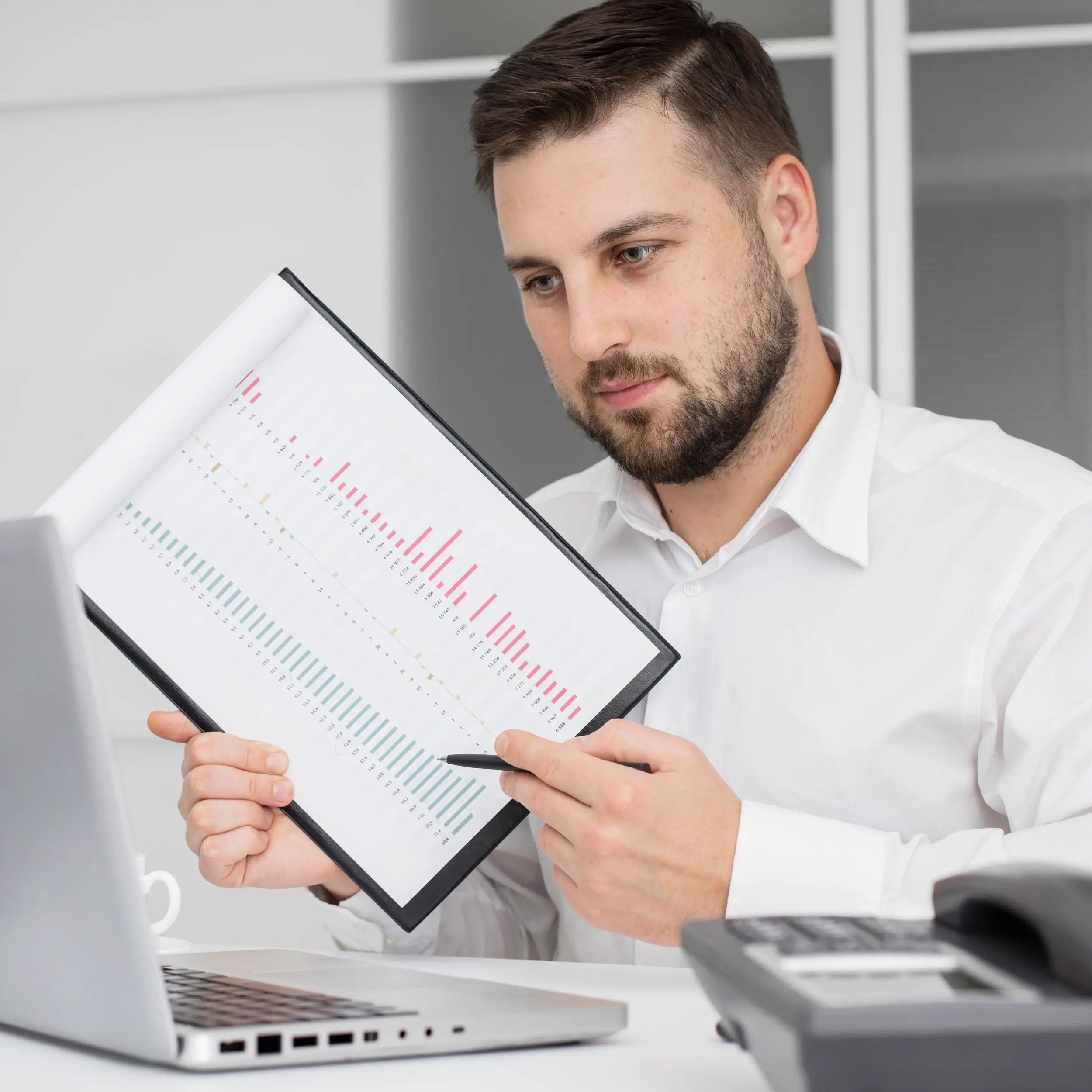 hombre revisando estadisticas de contafam